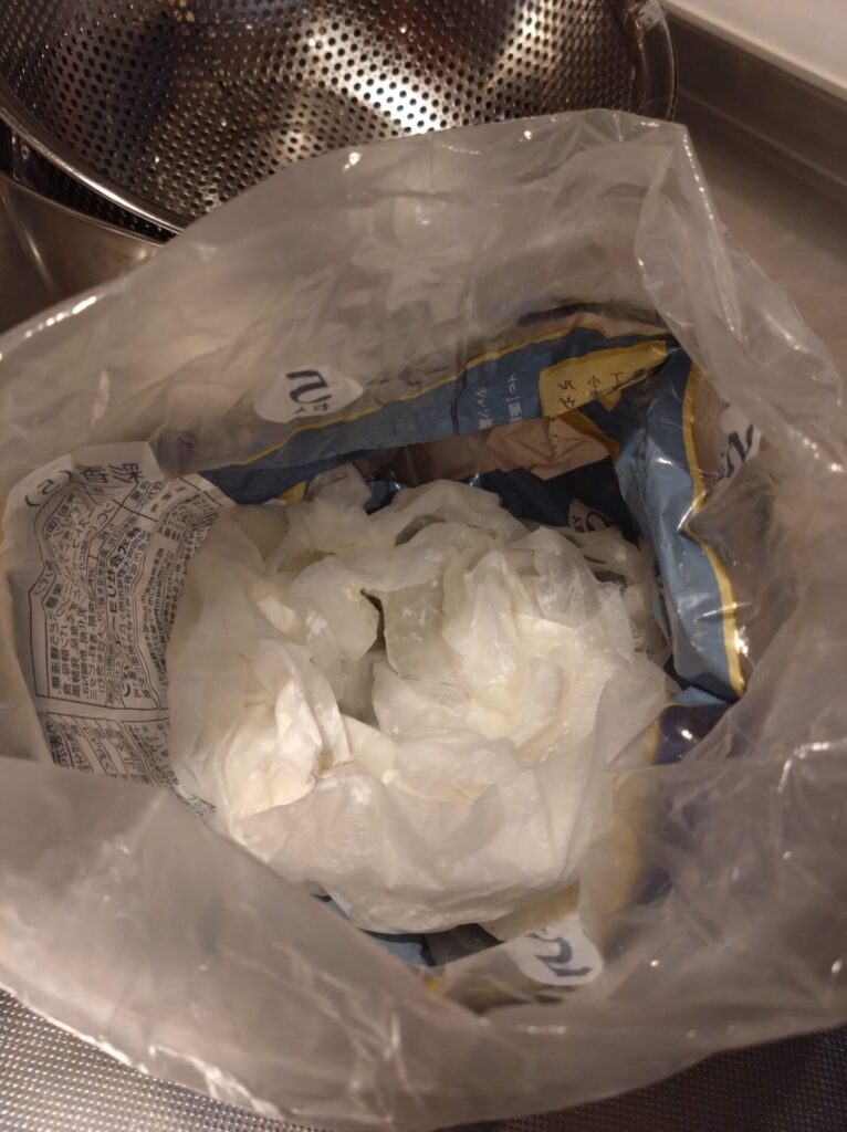 パンの空き袋にヨーグルトの水切りで濡れたキッチンペーパータオルが入っている