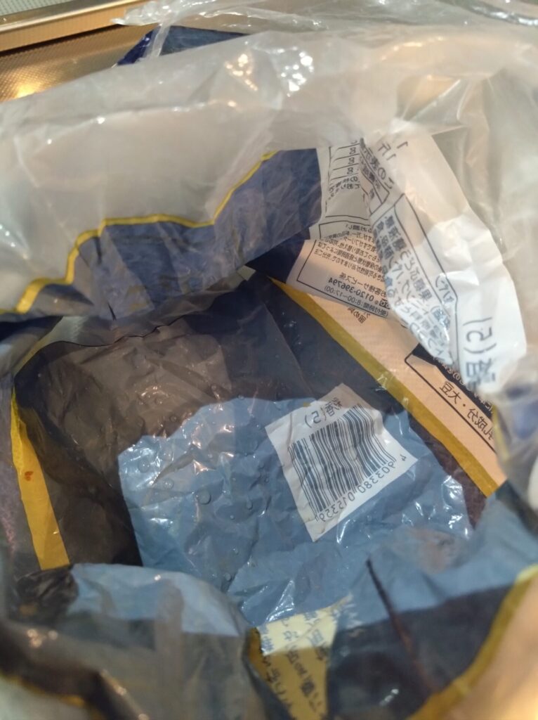 パンの空き袋の底に水滴がついている