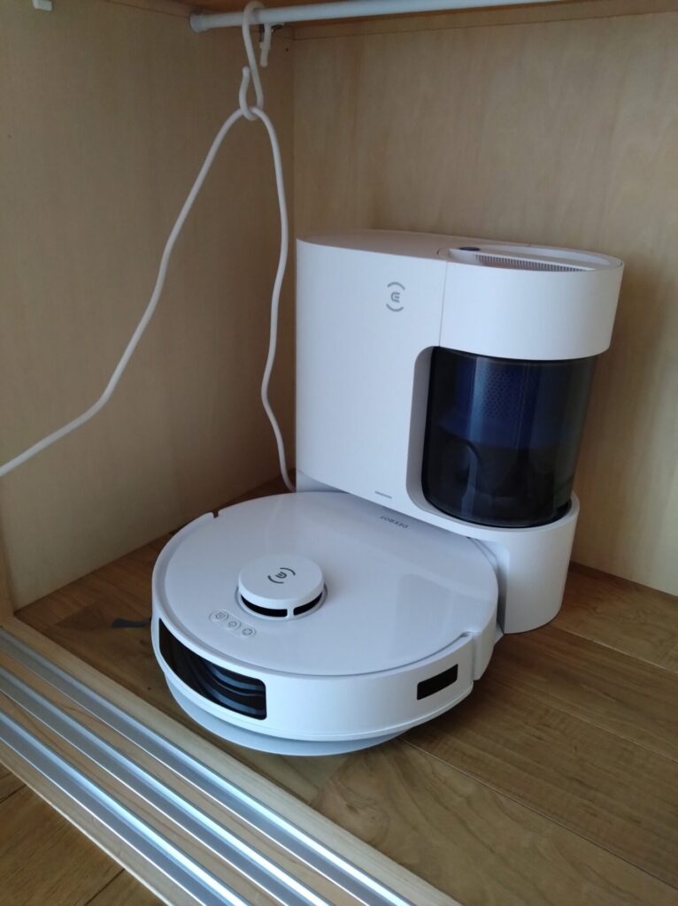 部屋の隅においてあるDEEBOT N20本体