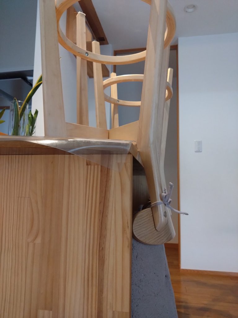 テーブルの上にイスをひっくり返してしておいている写真