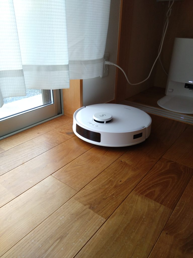 お掃除ロボットが掃除をしている写真