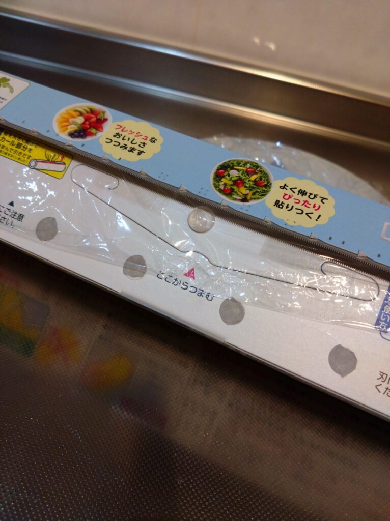 ラップに貼り付けたクッションシールに切れ端がななめになったラップの一部がくっついている