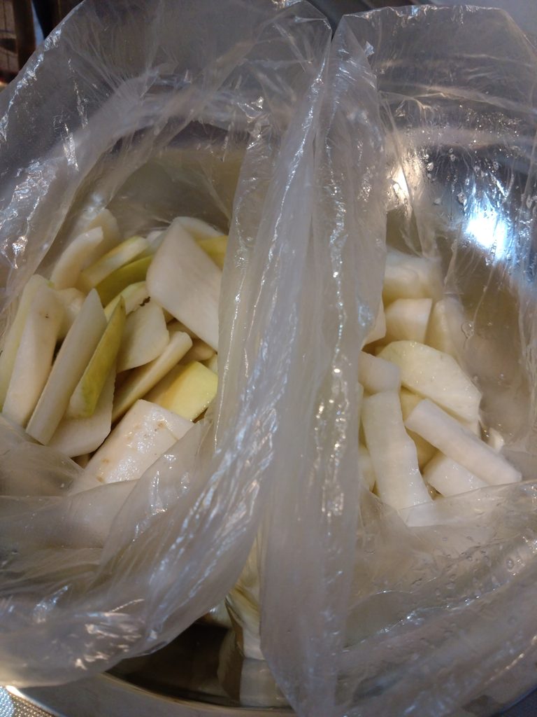 ２つのナイロン袋に入った大根の葉っぱと実の漬物