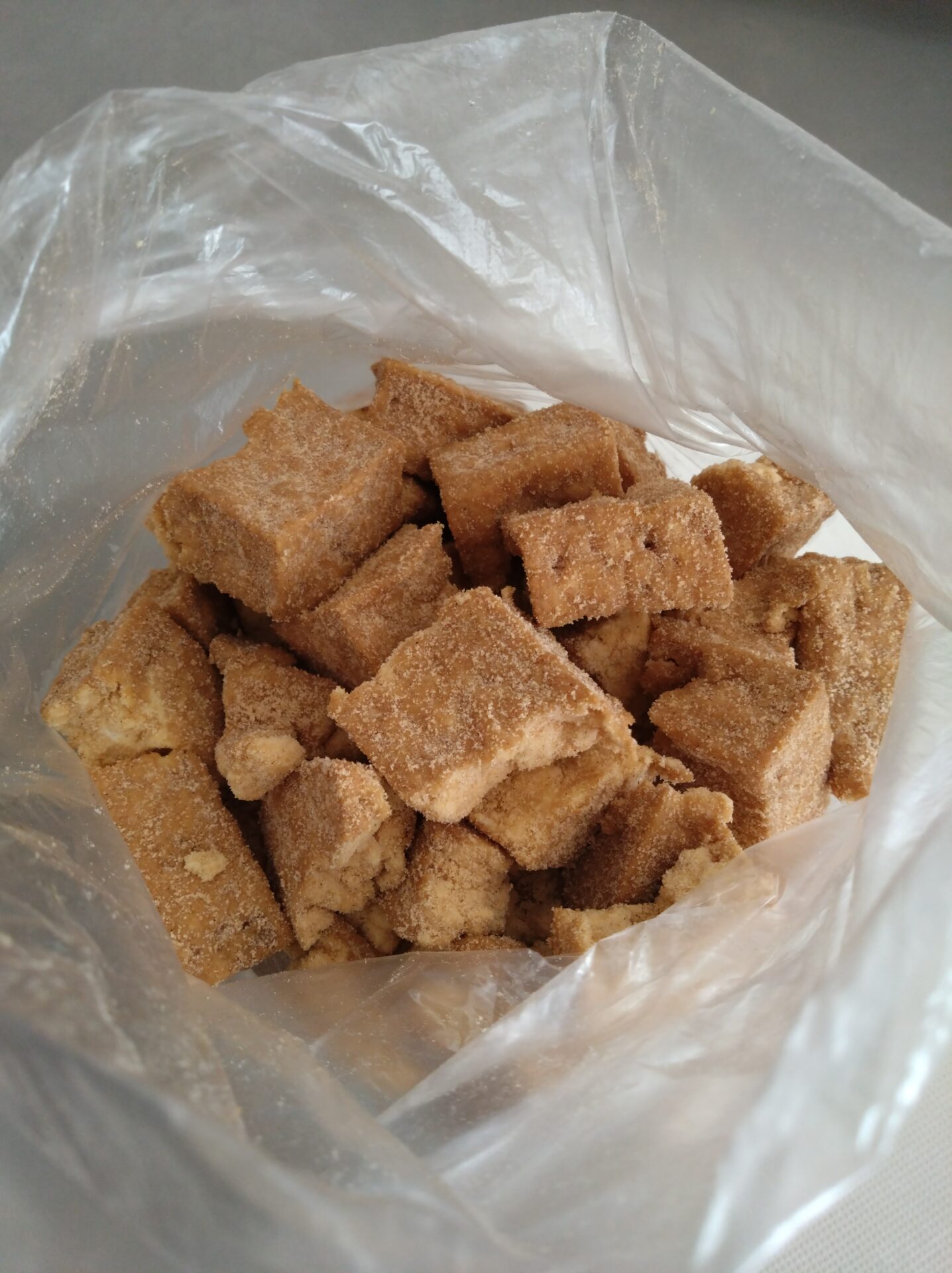 ナイロン袋の中に、荒揚湖をまぶした厚揚げが入っている