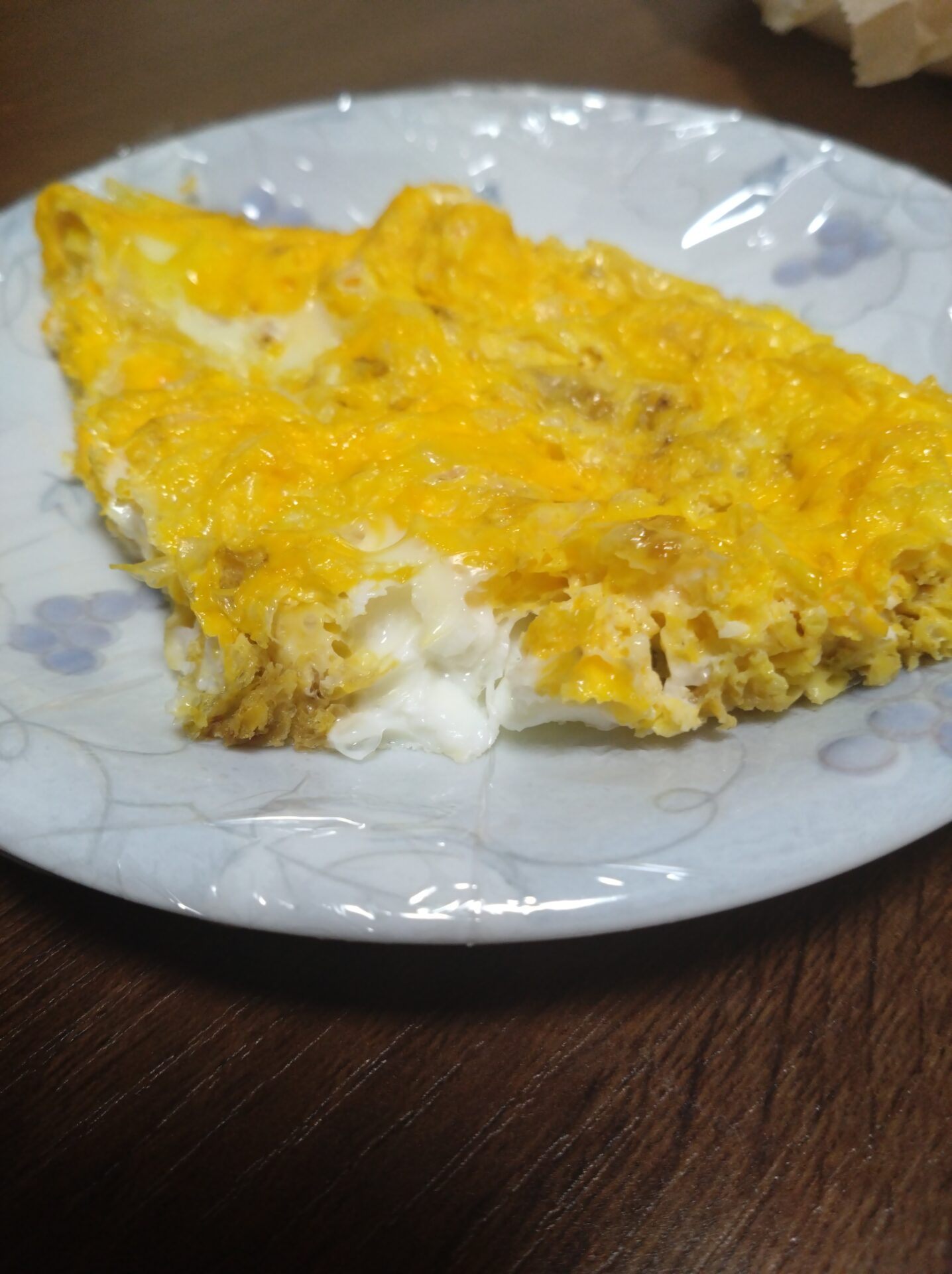 レンジで調理したタマゴ料理がお皿にのっている