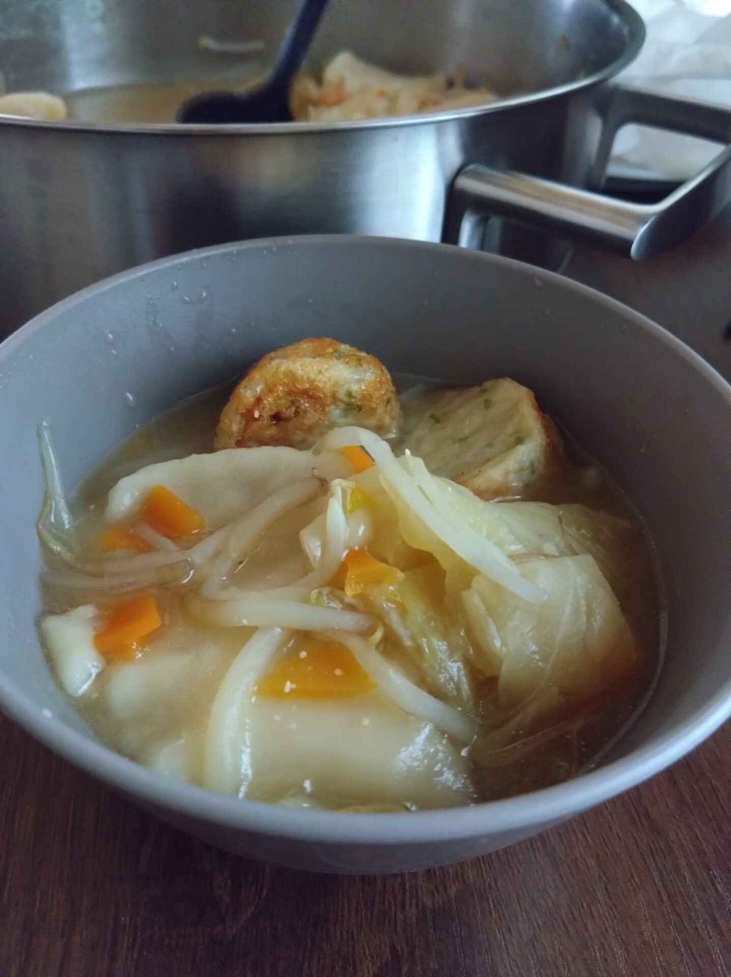 水餃子入りの味噌汁の中にたこ焼きが入っているお汁椀の写真
