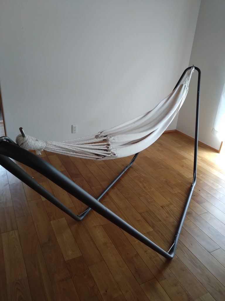 屋内にハンモックがおいてある写真
