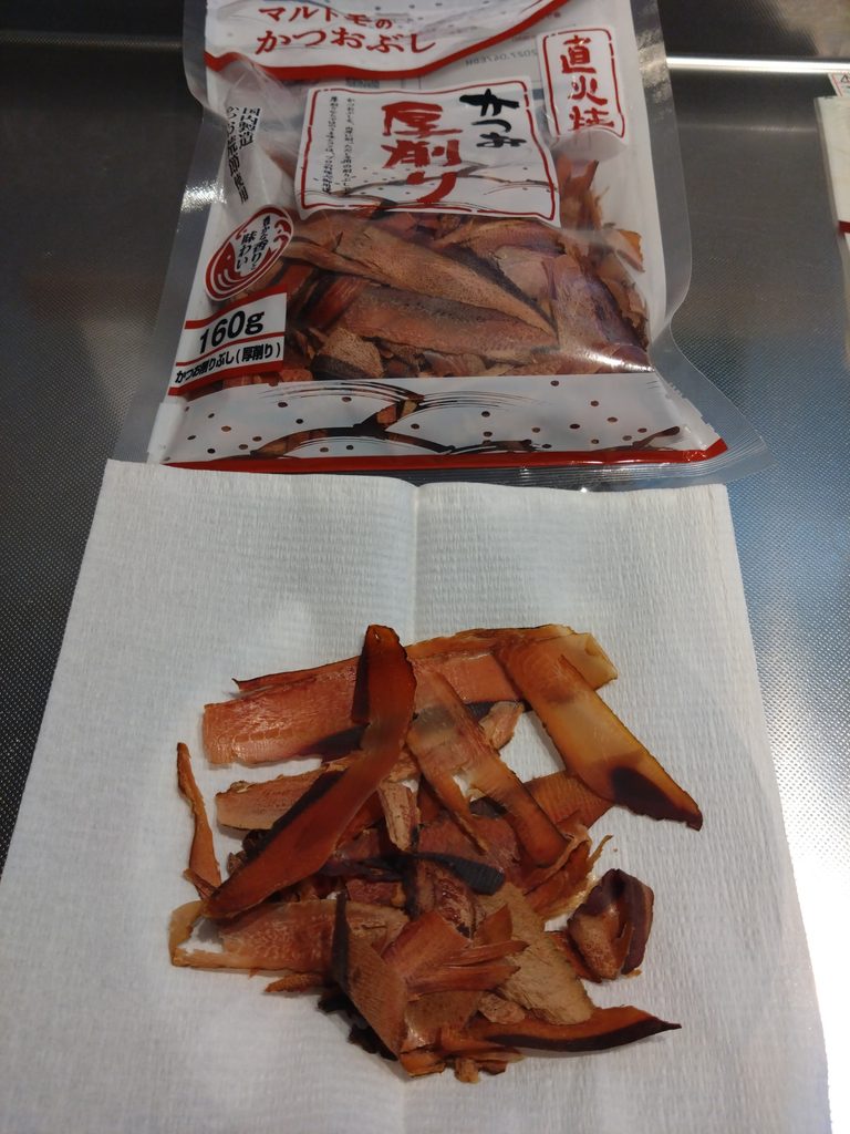 かつお厚削りがお皿に出してある写真