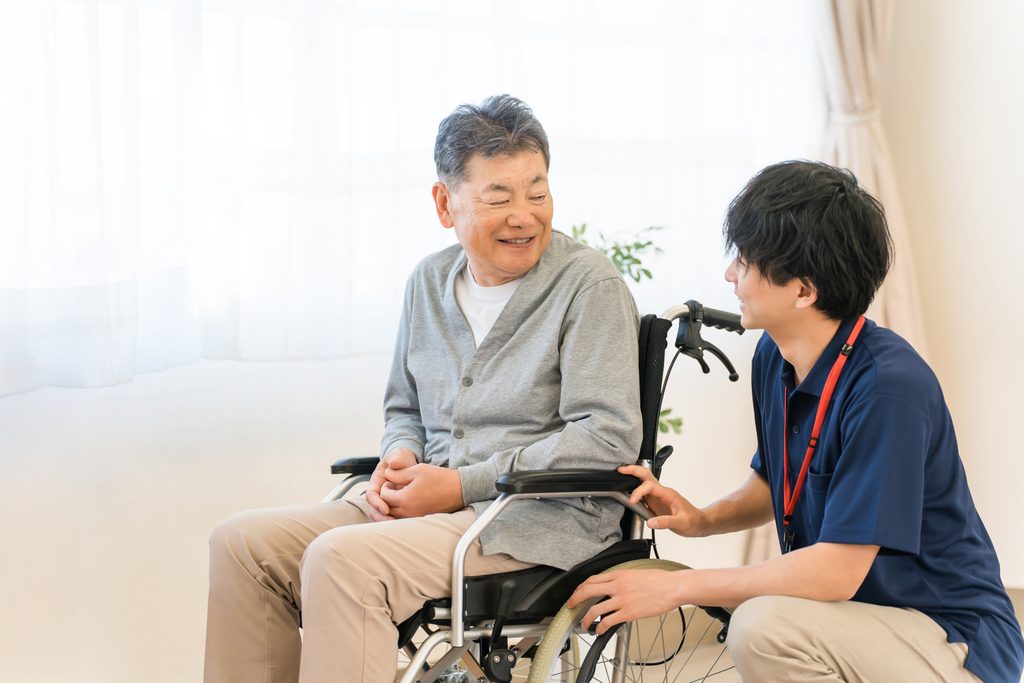 男性高齢者が男性スタッフと笑い合っている