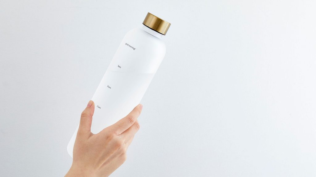 水分ボトルを手に持っている
