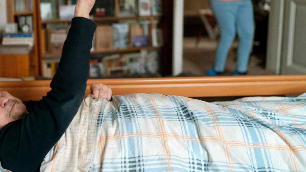 介護が必要な高齢者がベッドに横になっている