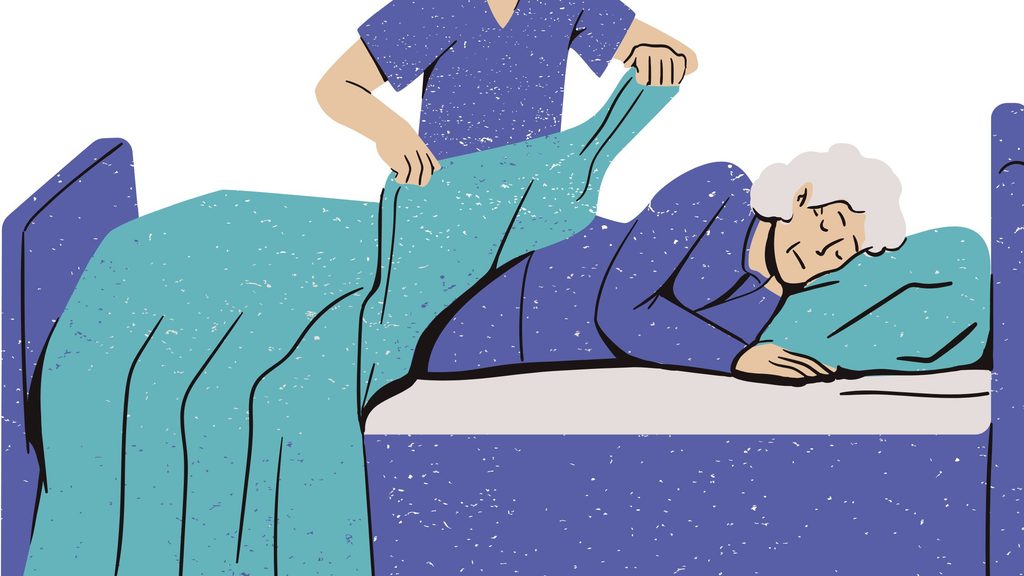 介護する人が眠っている要介護者に布団をかけている