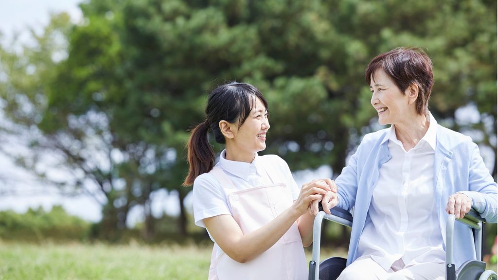 利用者が介護士と笑い合っている