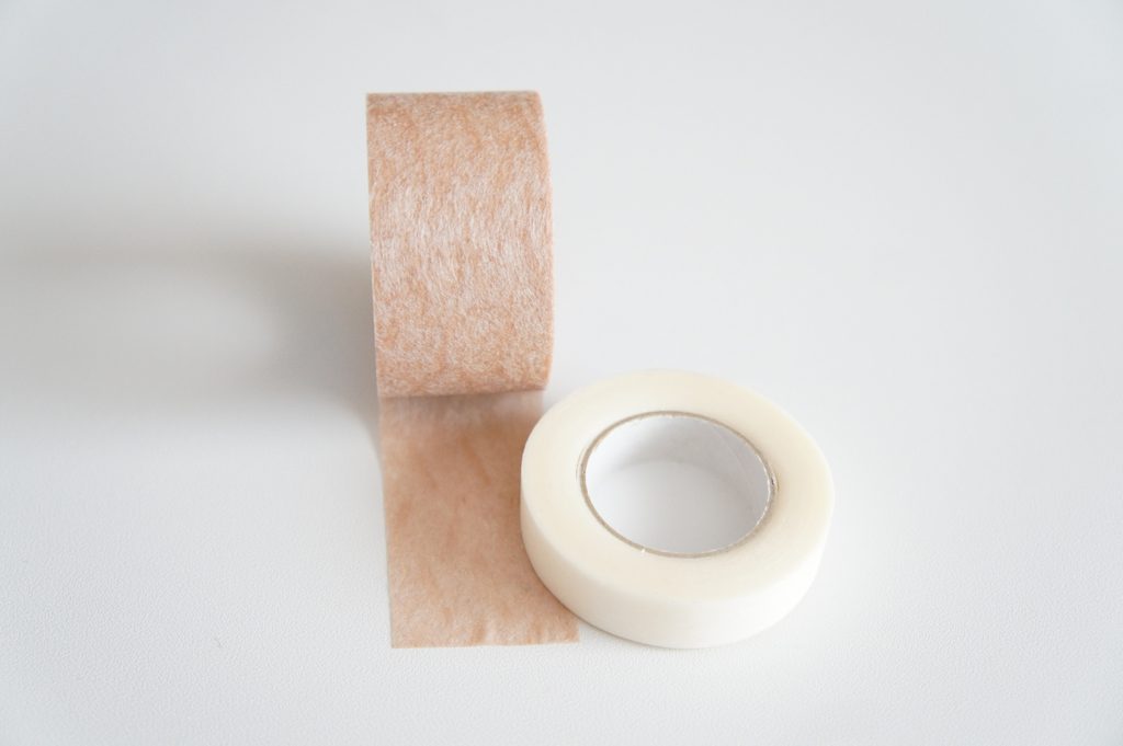肌色と白色の医療用テープが並んでいる